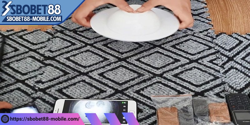 Những dụng cụ này có thể là những mảnh nam châm nhỏ, xóc được chế tác đặc biệt